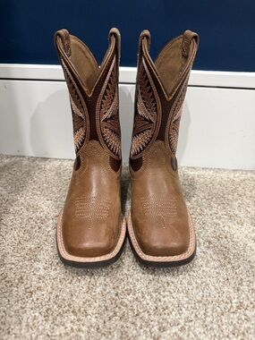 Kids Ariat boots size 10